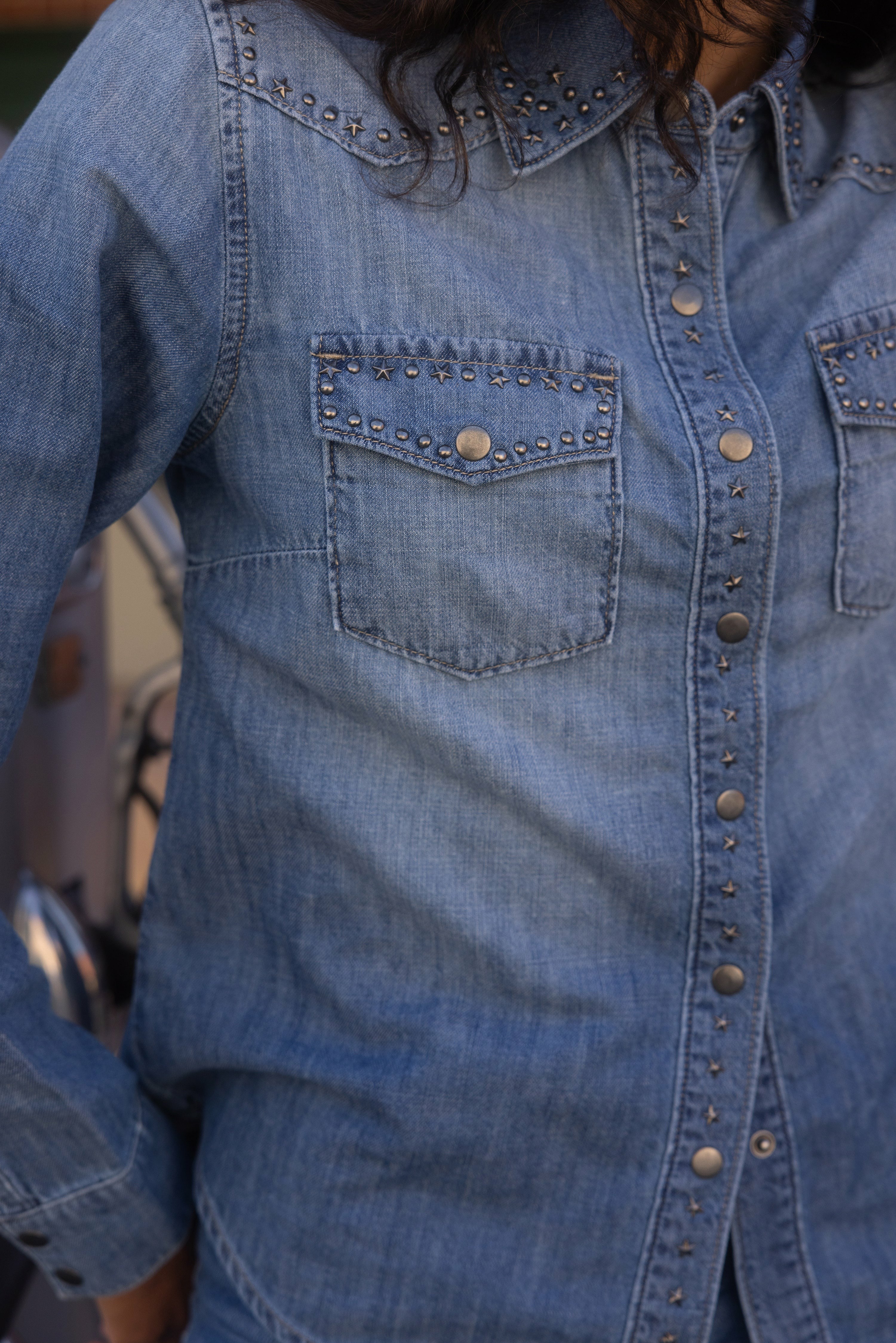 Idyllwind Rigid Wayside Studded Chambray Long Sleeve Snap Western Shirt Medium Wash